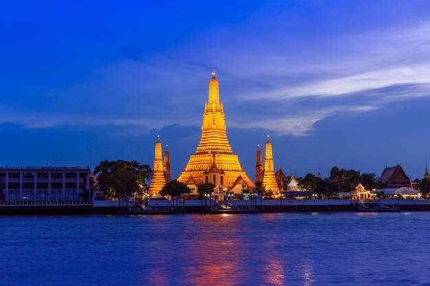 Skyline van de zonsondergang bij de tempel Wat Arun en de Chao Phraya-rivier in Bangkok Thailand