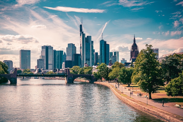 Skyline van frankfurt am main, duitsland. uitzicht vanaf de rivier