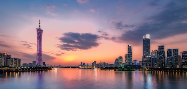 Skyline van Guangzhou en architectuurlandschap bij nacht