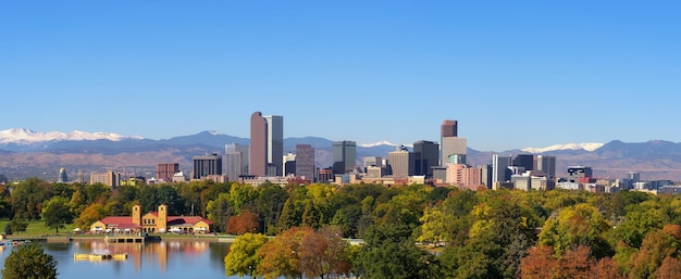 Skyline van het centrum van Denver met Rocky Mountains