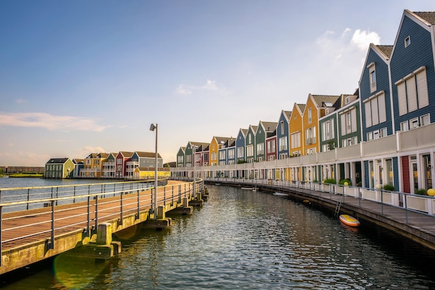 Foto skyline van houten met beroemde regenbooghuizen in nederland