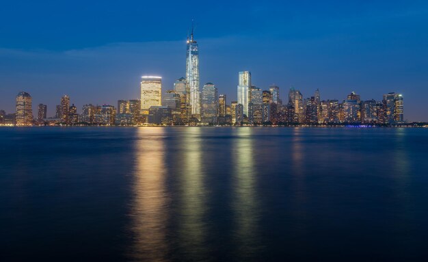 Skyline van Lower Manhattan bij nacht