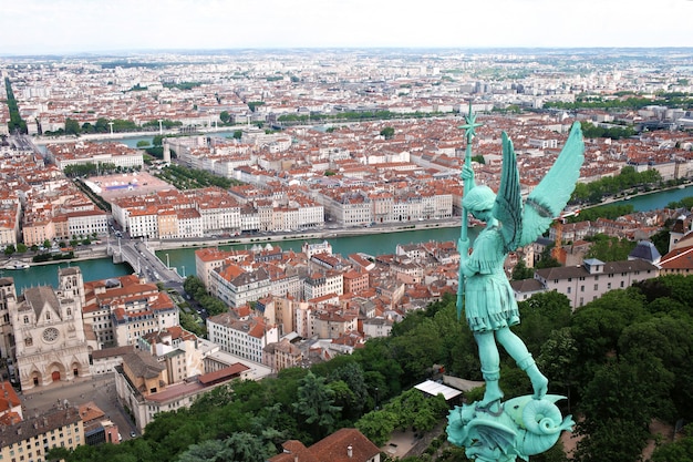 Skyline van Lyon en engel standbeeld