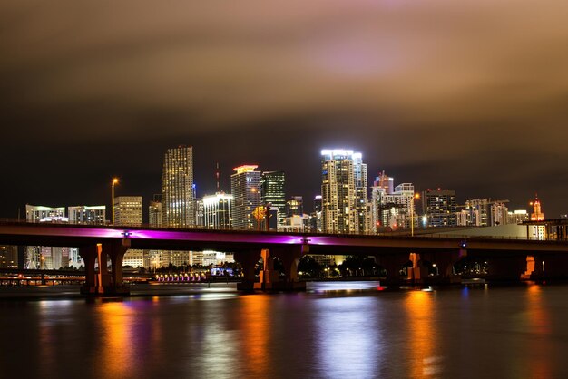 Skyline van Miami Biscayne Bay reflecties hoge resolutie Miami downtown