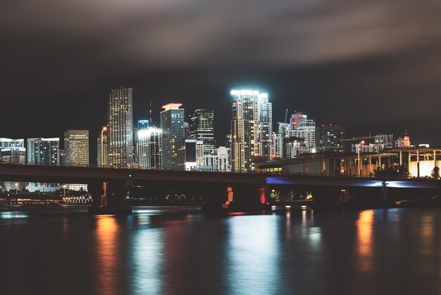 Skyline van Miami Biscayne Bay reflecties hoge resolutie Miami Florida USA