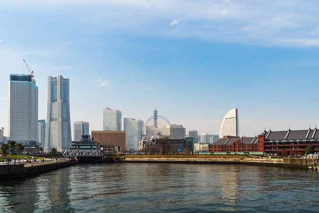 Skyline van Minatomirai, uitzicht vanaf de baai in Yokohama, Japan