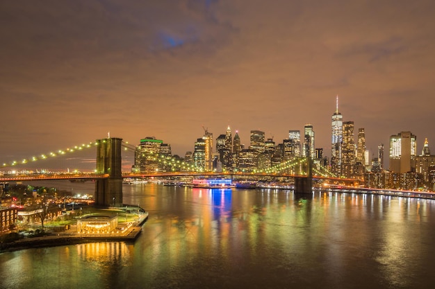 Skyline van New York en Brooklyn Bridge bij nacht