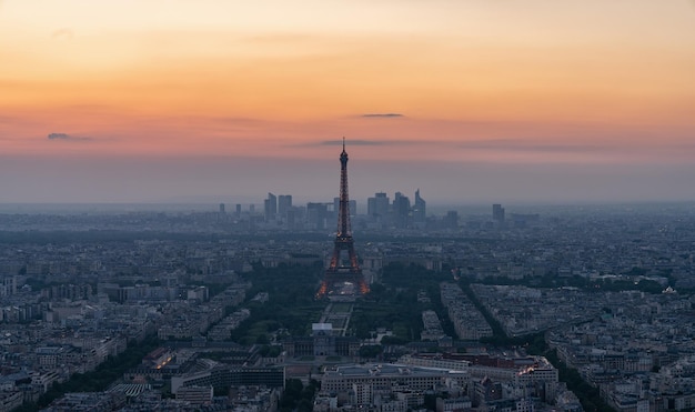 Skyline van Parijs met de Eiffeltoren bij zonsondergang in Parijs, Frankrijk. De Eiffeltoren is een van de meest iconische bezienswaardigheden van Parijs. Ansichtkaart van Parijs