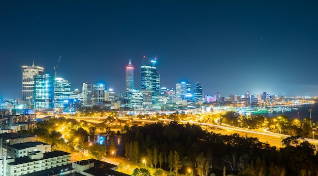 Skyline van Perth vanuit Kings Park met 's avonds uitzicht op John Oldany Park