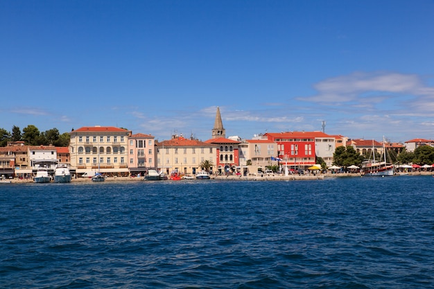 Skyline van Porec en zee