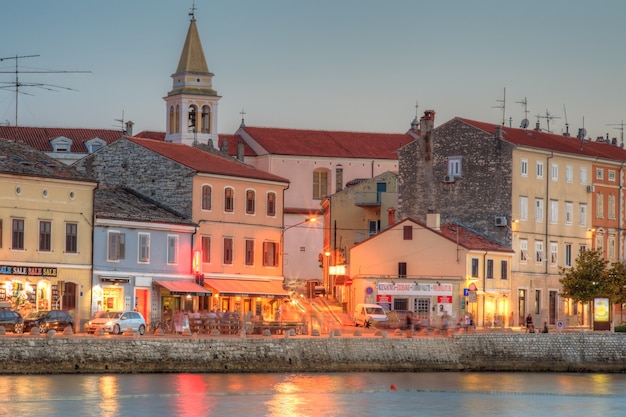 Skyline van Porec en zee