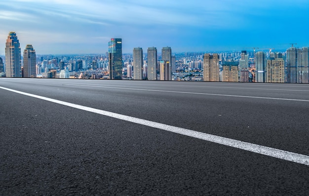 Skyline van snelweg en moderne gebouwen in het financiële district