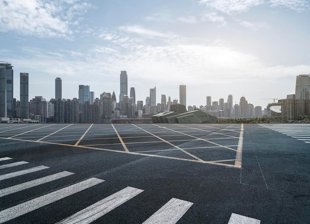 Skyline van snelweg en moderne gebouwen in het financiële district