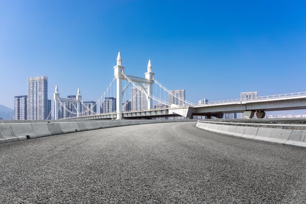 Skyline van snelweg en moderne gebouwen in het financiële district