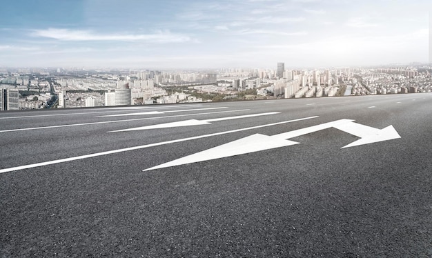 Skyline van snelweg en moderne gebouwen in het financiële district