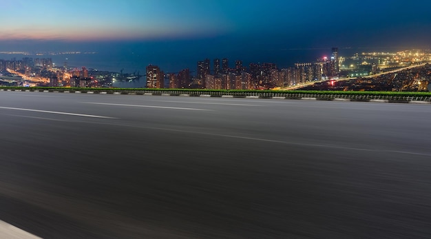 Skyline van snelweg en moderne gebouwen in het financiële district