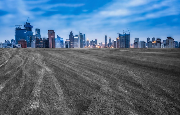 Skyline van snelweg en moderne gebouwen in het financiële district