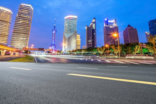 Skyline van snelwegbestrating en architectonisch landschap van Shanghai