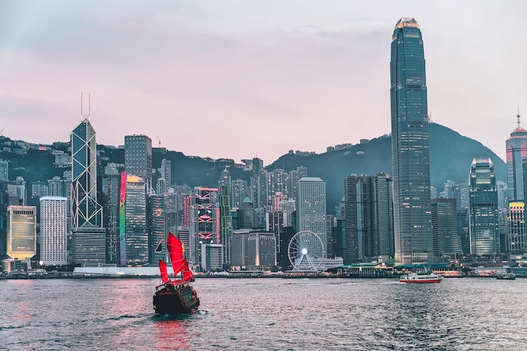 Photo skyline on victoria harbor in hong kong. view from kowloon on hk island.