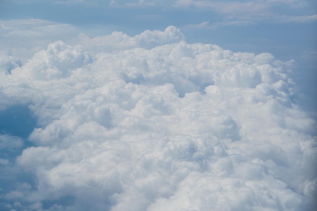 写真 飛行機から雲の上のスカイラインビュー