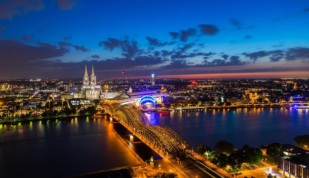 Photo a skyline view of cologne city with cathedral at sunset in germany. taken outside with a 5d mark iii.