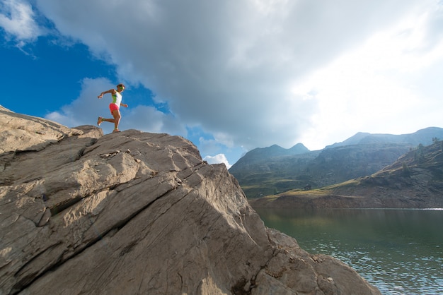 Skyrunning vrouw opleiding in berg