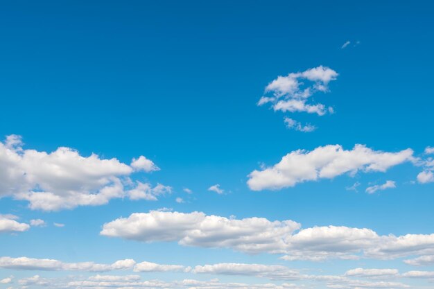 写真 空の背景は明るい青い空の上の白い雲です