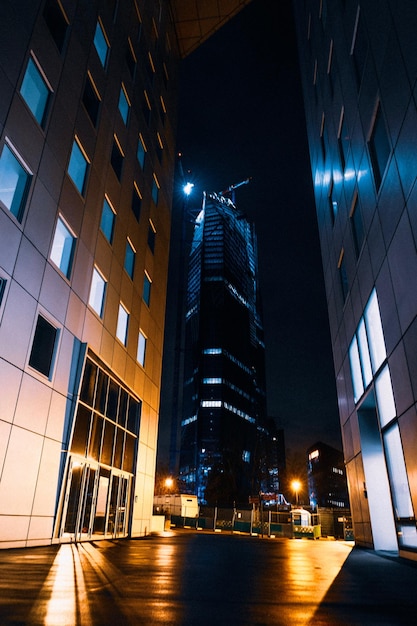 Photo skyscraper and buildings around street at night stock photo