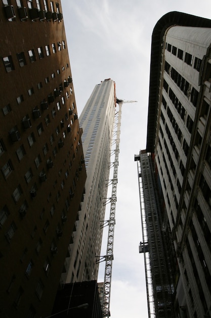 Фото Строительство небоскреба в нью-йорке под низким углом.