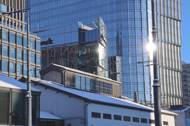 Стеклянные фасады небоскреба в яркий солнечный день с солнечными лучами Варшава Польша