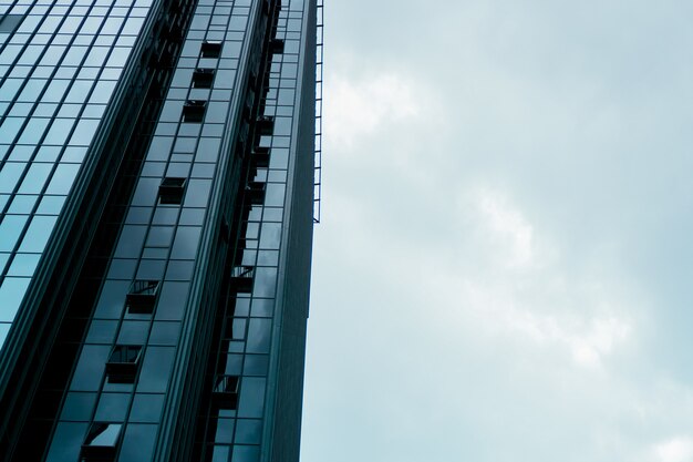 Grattacielo e torre del centro affari, cielo blu, concetto di affari. banner