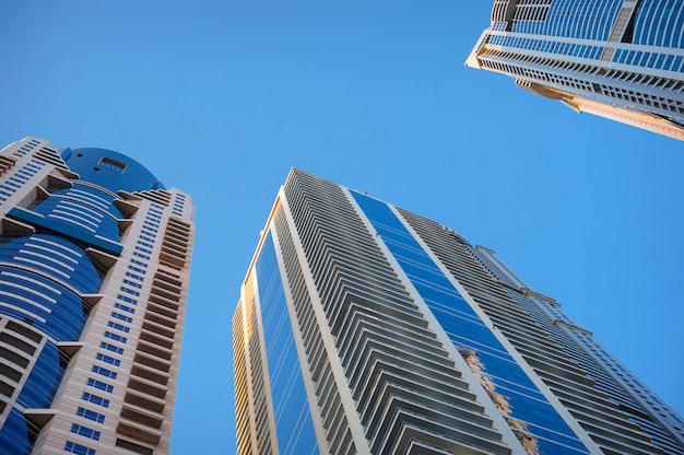 Foto grattacieli su uno sfondo di cielo, edifici per uffici