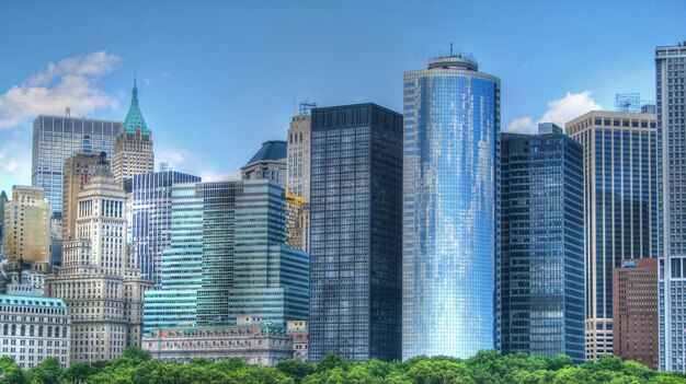 Photo skyscrapers in city against blue sky