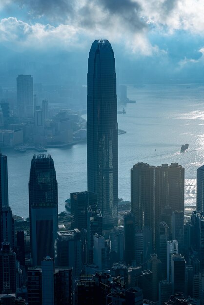 Photo skyscrapers in city against cloudy sky