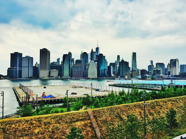 Photo skyscrapers in city against cloudy sky