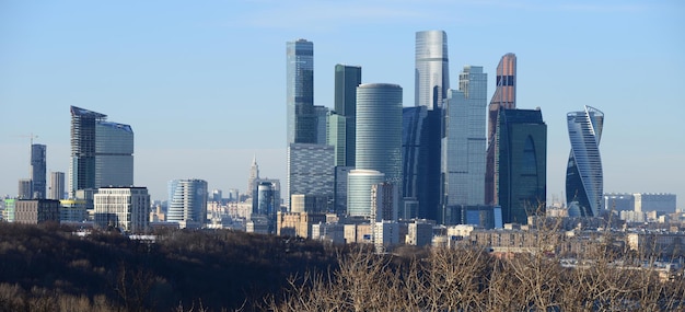 Небоскребы в городе напротив неба