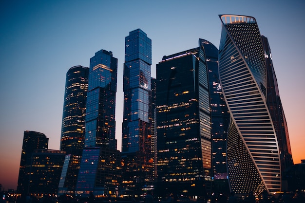 Небоскребы Cityscape International Business Center в ночное время, Москва, Россия.