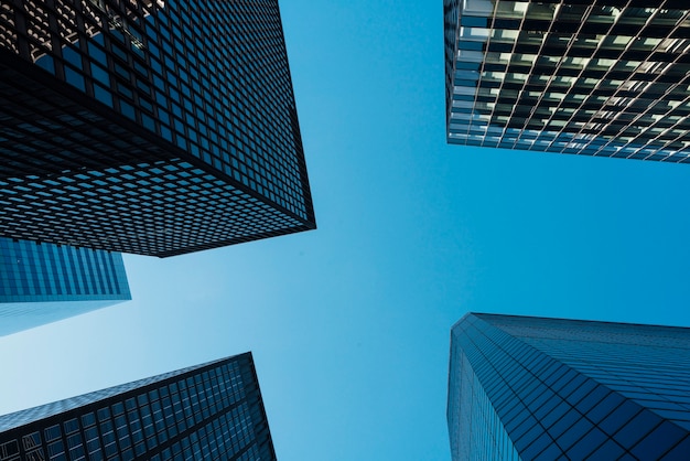 Photo skyscrapers and clear blue sky