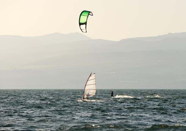 Skysurfen en surfen op het meer Kinneret
