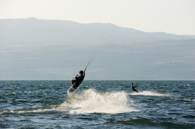 Skysurfen op het meer van Kinneret