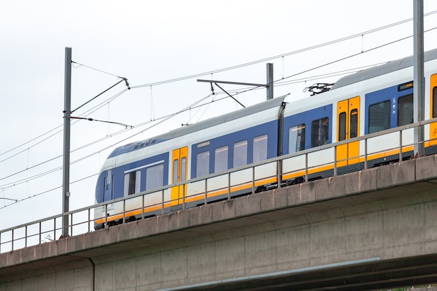 Skytrain in stad Amsterdam. Passagierstrein in Nederland.