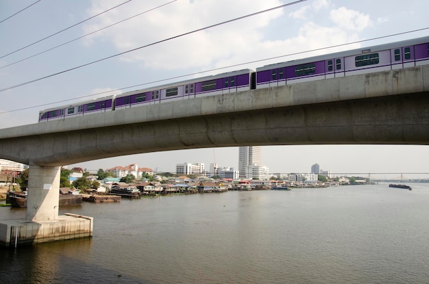 Skytrain Mass Rapid Transit Authority of Thailand MRTA of MRT Purple Line loopt naar Bangkok over de Chao phraya-rivier bij het Phra Nang Klao-brugstation in Bangkok, Thailand