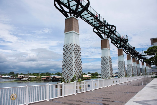 写真 2023年8月30日にタイのカンチャナブリで、タイ人外国人旅行者が訪問し、透明なガラスの橋を歩くために、クエヤイ川またはシーサワット川の岸辺に平行に伸びるスカイウォーク橋