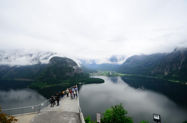 Skywalk in hallstatt aan het meer