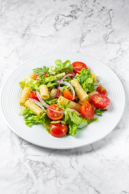 Sla-tomaten-kersensalade met penne pasta