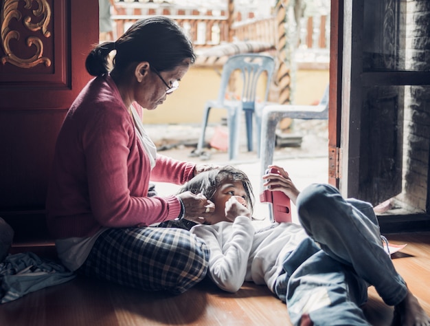 Foto slaap van het kindmeisje op schoot van moeder