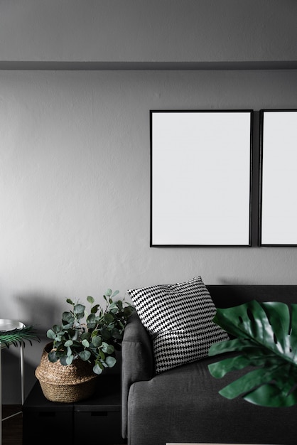 Slaapbank hoek met kunstplanten in wit keramiek marmer patroon verf op wit metalen bijzettafel in moderne Scandinavische stijl