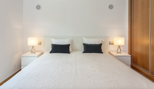 Slaapkamer in moderne stijl met bed en kussens. Vooraanzicht.