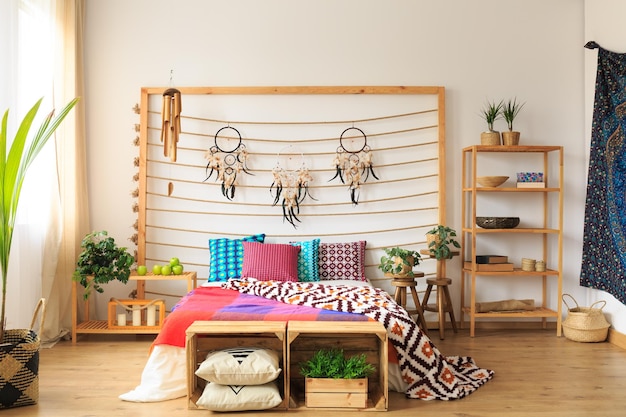 Slaapkamer met houten meubilair
