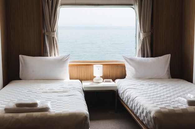 Slaapkamer met interieur van veerboot met dubbele passagierscabine met uitzicht op de oceaan